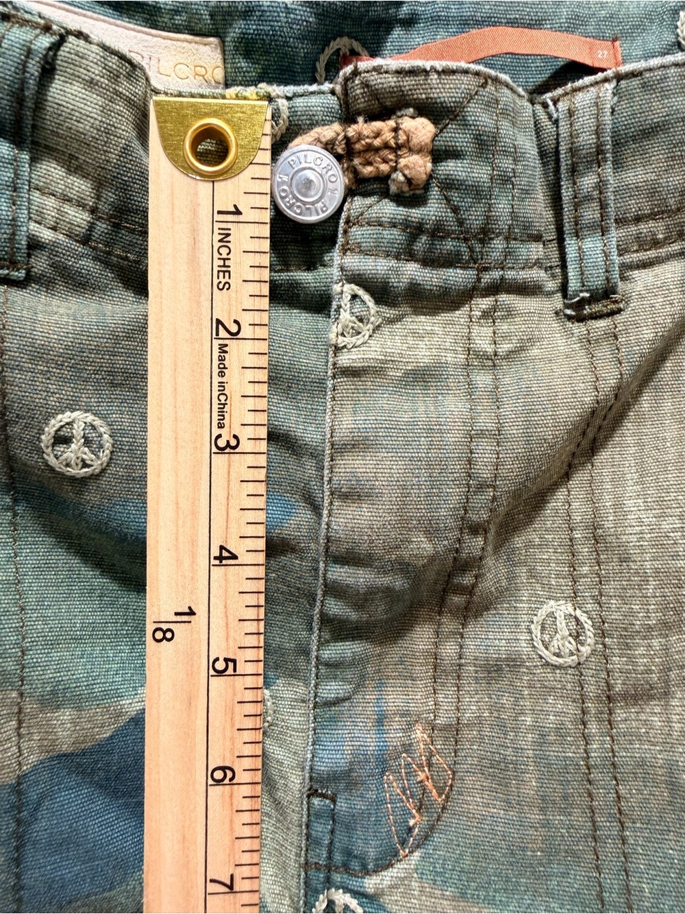 Pilcro Anthropologie Camo Peace Sign Embroidered Cargo Shorts 27 Boho CKB066 - Picture 11 of 16